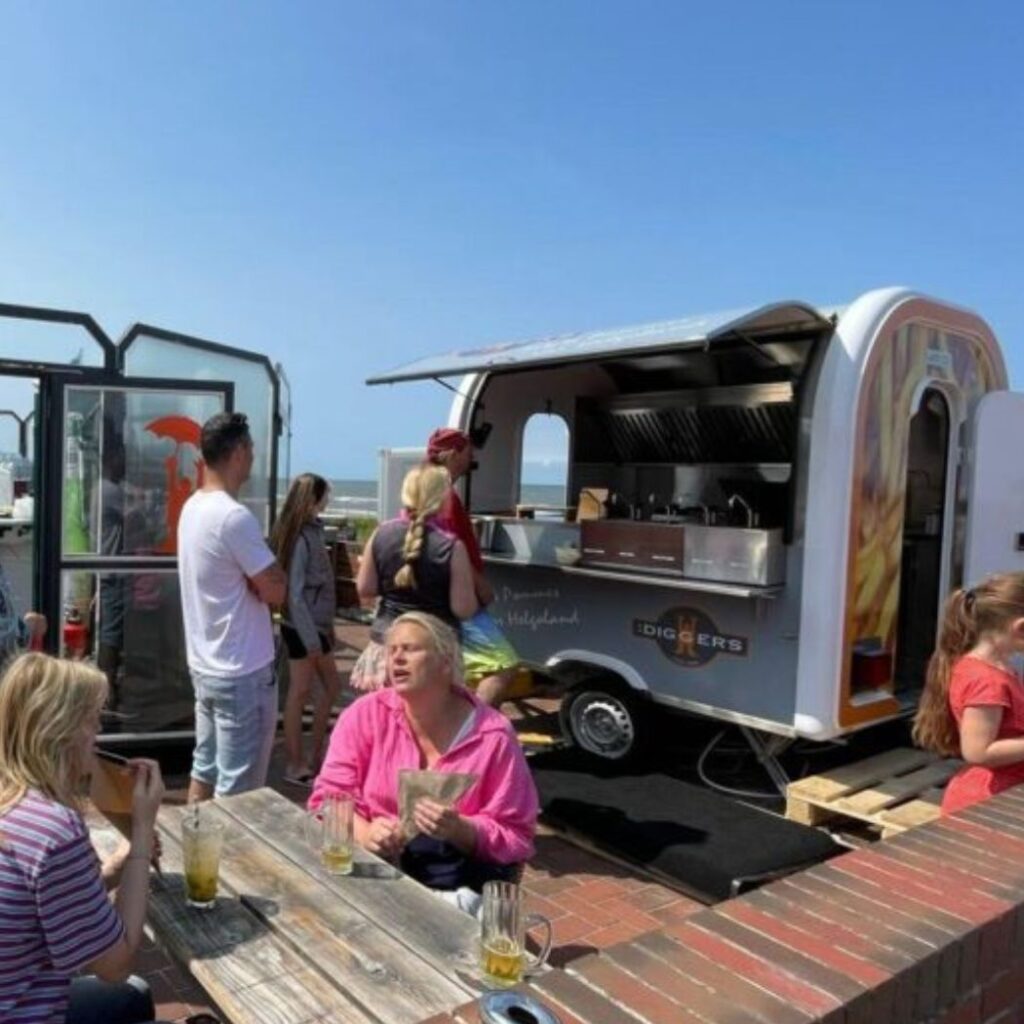 Professionele foodtruck met lange rij klanten