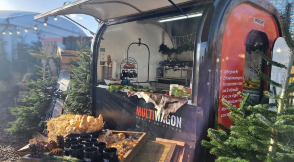 Moderne foodtruck die geleased wordt door startende ondernemer op een druk evenement