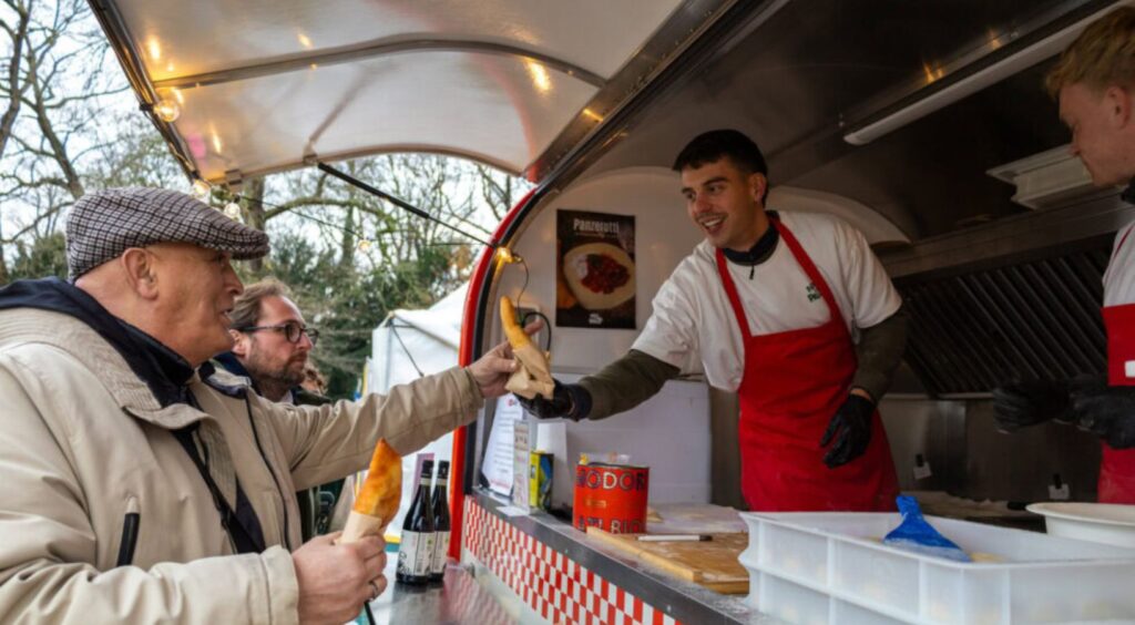 Foodtruck met open luik en klanten ervoor, ideaal voor flexibel leasen zonder hoge kosten