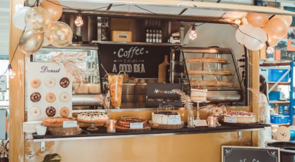 Horeca ondernemer werkt vanuit een betaalbare geleasede foodtruck op straatlocatie